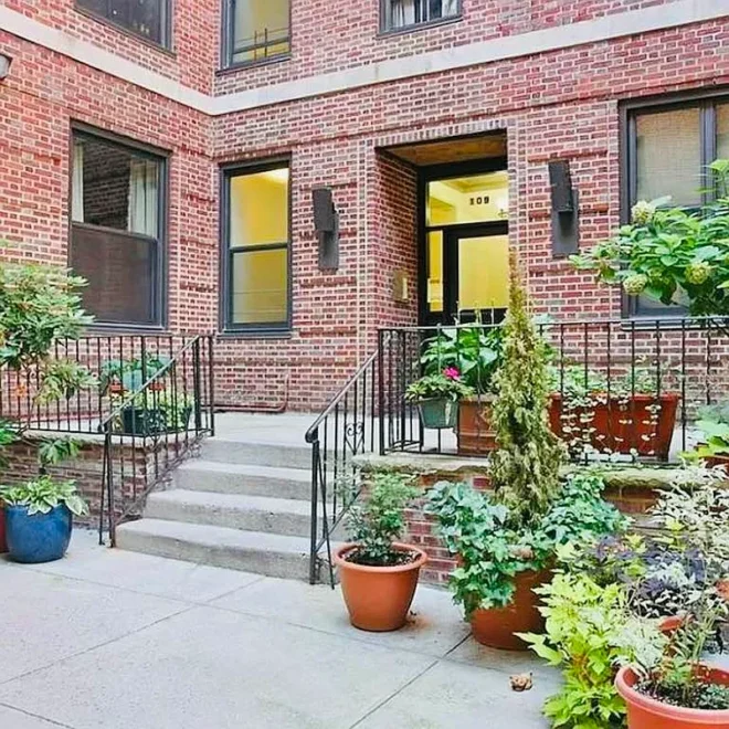 109 Seaman Avenue outside