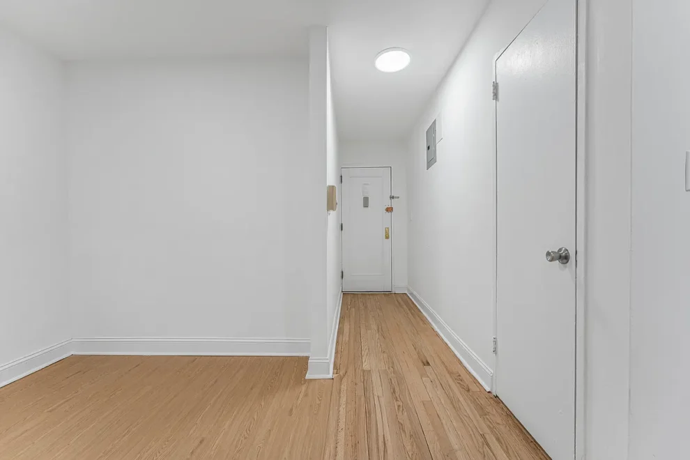 3260 Netherland 3G hall to front door