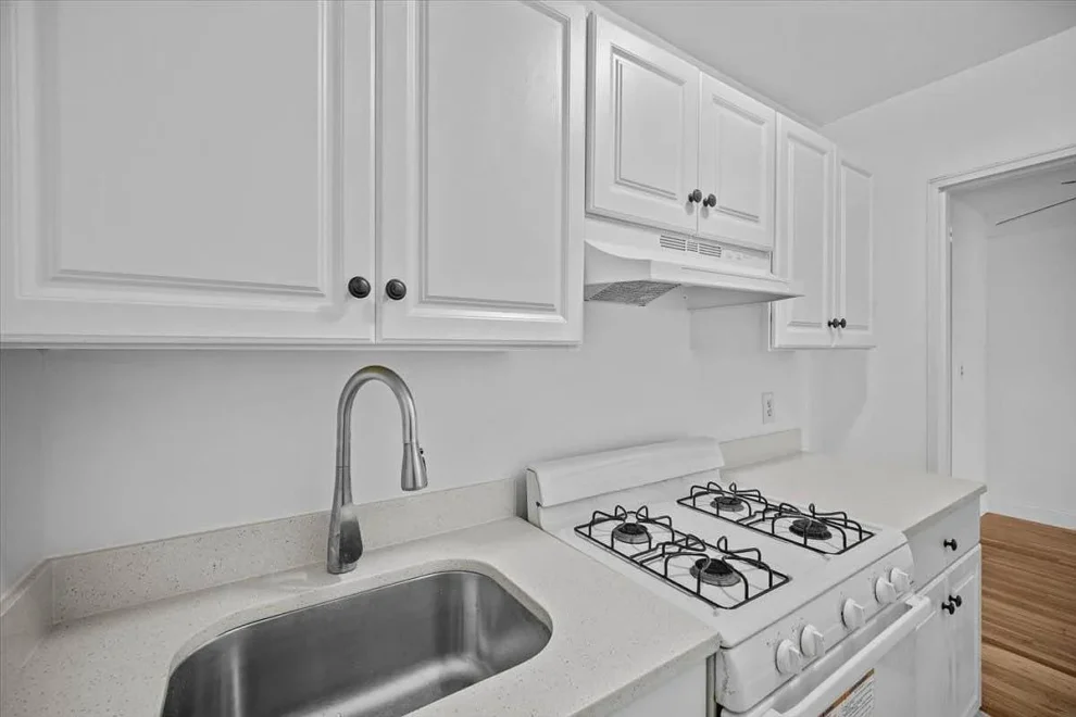 2102 Holland 6D kitchen