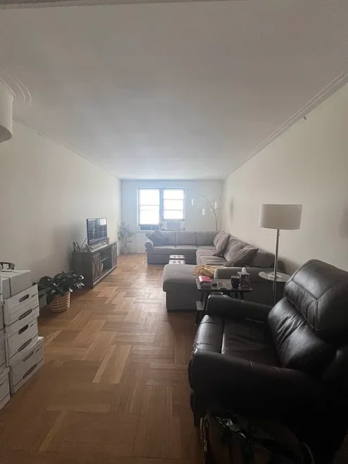 3015 Riverdale 1H living room