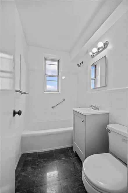 2102 Holland 6D bathroom
