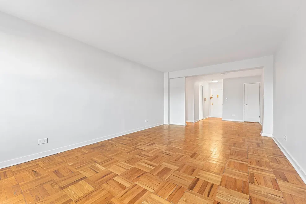 3260 Netherland 1J living room