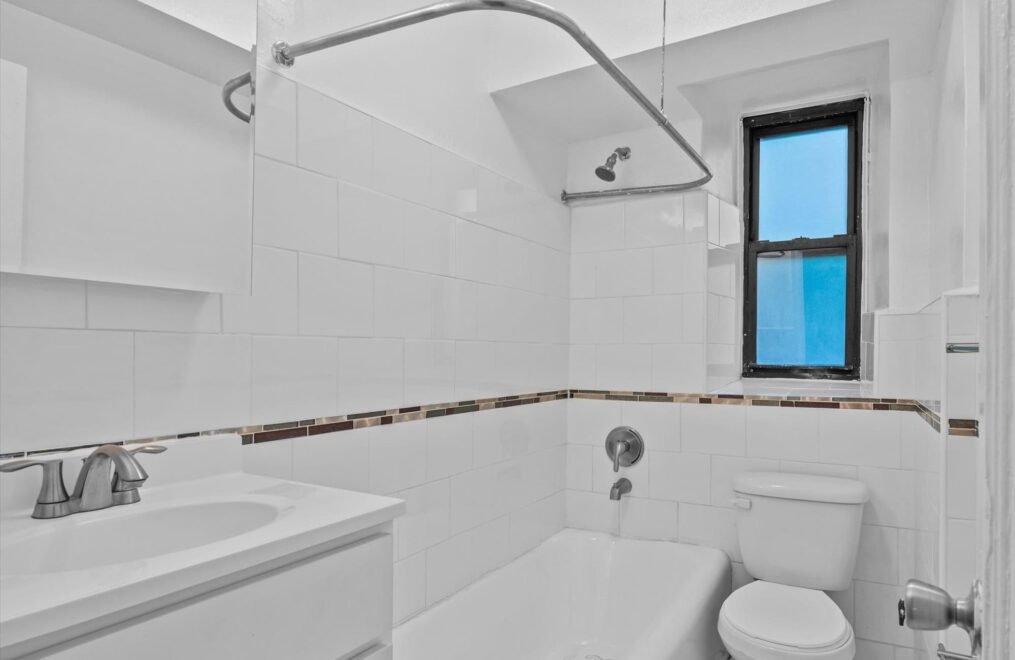 3017 Riverdale 3F bath