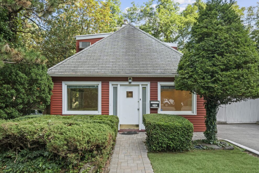 2710 Edgehill Road exterior
